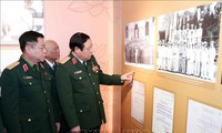 Выставка «Военачальники Вьетнамской народной армии» привлекает многочисленных посетителей