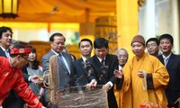 На территории императорской цитадели Тханглонг зажгли благовония в честь открытия весеннего праздника 2019