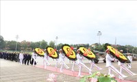 Руководители Партии и Государства Вьетнама почтили память Президента Хо Ши Мина 