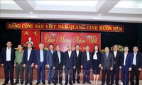 Премьер-министр Нгуен Суан Фук поздравил бывших руководителей страны с Тэтом 