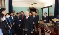 Генсек ЦК КПВ, Президент Вьетнама Нгуен Фу Чонг зажег благовония в память о Президенте Хо Ши Мине