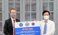 США подарили Вьетнаму 77 морозильных камер для хранения вакцин против коронавируса 