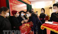 Передача новогодних подарков от председателя Нацсобрания малообеспеченным семьям в провинции Тхайнгуен 