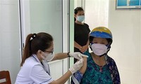 Премьер-министр Фам Минь Тинь потребовал ускорить процесс вакцинации третьей дозой вакцин против COVID-19