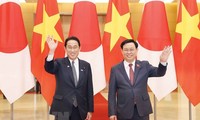Председатель НС СРВ принял премьер-министра Японии Кисиду Фумио