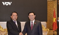 Председатель Национального собрания Выонг Динь Хюэ принимает министра финансов Лаоса