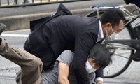 Японская полиция выясняет мотивы человека, напавшего на бывшего премьер-министра Синдзо Абэ 