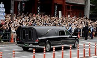Большое количество японцев пришло на церемонию прощания с бывшим премьер-министром Японии Синдзо Абэ