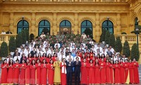 Президент Нгуен Суан Фук провел встречу с делегацией выдающихся передовиков провинции Виньлонг