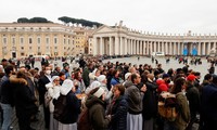 Десятки тысяч человек попрощались с Бенедиктом XVI 