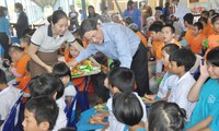 Заместитель председателя Национального собрания Нгуен Дык Хай дарит новогодние подарки сиротам и детям-инвалидам в провинции Куангнам