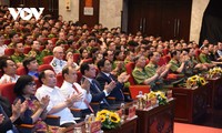 Премьер-министр Фам Минь Тинь принял участие в программе «Стремление к миру», посвящённой чествованию отличившихся активистов и месячнику действий по профилактике и борьбе с наркотиками