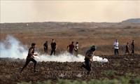 На границе с сектором Газа происходят столкновение израильских военнослужащих с палестинцами