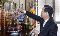 Президент Во Ван Тхыонг воскурил благовония в память о покойных партийных и государственных руководителях, навестил бывших партийных и государственных руководителей
