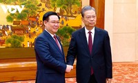 Председатель Нацсобрания СРВ Выонг Динь Хюэ провёл переговоры и подписал соглашение о сотрудничестве с председателем ПК ВСНП Чжао Лэцзи