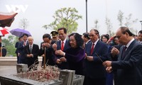 Руководители партии и государства Вьетнама воскурили благовония в память о павших героях на поле боя Дьенбьенфу