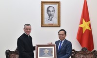 Государство Вьетнама уважает и обеспечивает права населения на свободу вероисповедания и религий 