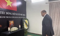 Посольства Вьетнама за рубежом открыли траурные книги в память о генсеке ЦК КПВ Нгуен Фу Чонге  