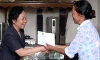 Vice State President  Doan presents gifts to policy beneficiaries in QT