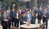 President Truong Tan Sang offers incense to Hung Kings