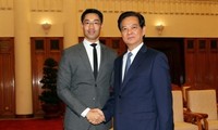 Prime Minister Nguyen Tan Dung receives WEF leader