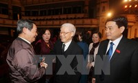 Party and State leaders meet Hanoi National Assembly deputies 