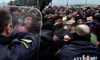 Macedonian police fire tear gas at refugees 