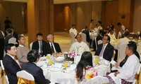Party leader meets Vietnamese, Myanmar businesses