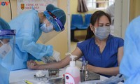 Residents in Quang Ninh border province take quick COVID-19 tests