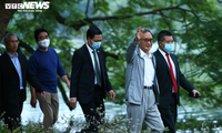 Japanese PM Suga strolls along Hoan Kiem Lake