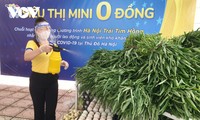 “Siêu thị mini 0 đồng” đầu tiên ở Hà Nội bán hàng miễn phí cho người khó khăn do COVID-19