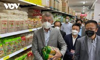 Czech PM has haircut, shops at Vietnamese owned trading centre in Prague