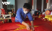 Người dân “làng làm cờ Tổ quốc” thức thâu đêm sản xuất phục vụ Tết Nguyên đán