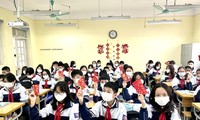Học sinh Hà Nội phấn khởi trở lại trường học