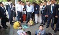 Tổng thư ký Liên Hợp Quốc xem trẻ nhỏ chơi cờ quanh Hồ Hoàn Kiếm