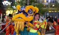 Hàng trăm người dân nô nức xem múa lân Đại hội Thể thao toàn quốc lần thứ IX