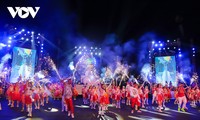 Du khách chìm đắm trong không khí lễ hội Carnaval mùa Đông Hạ Long