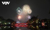 Mãn nhãn với loạt pháo hoa rực sáng tại Hồ Gươm đón chào năm mới
