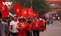 Hàng vạn người dân háo hức chờ xem diễu binh trên đường phố Điện Biên Phủ