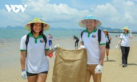 Đại sứ các nước cùng dọn rác trên bãi biển Hạ Long trong Ngày Việt Nam – EU