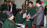 Defense Minister Phung Quang Thanh pays pre-Tet visit