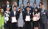 Two Vietnamese students honored in Australia