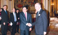 Foreign Minister Pham Binh Minh visits France 