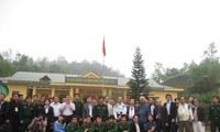 Overseas Vietnamese visit Dam Thuy border guard post in Cao Bang province
