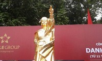 Sculpture work honors Vietnamese icons
