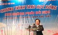 Vice President Nguyen Thi Doan gives scholarships to disadvantaged children 