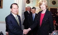 Deputy Prime Minister Vu Van Ninh works with London Lord Mayor
