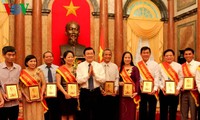 President Truong Tan Sang meets outstanding trade union leaders