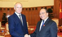 Deputy Prime Minister Nguyen Xuan Phuc receives Russian medical researchers