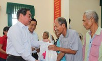 Visiting and presenting Tet gifts at localities 
